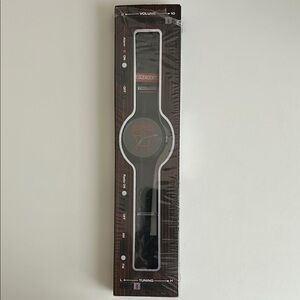 Descendents Vannen Watch 2017 Punk Milo
Needs battery
Numbered n Signed 36/500